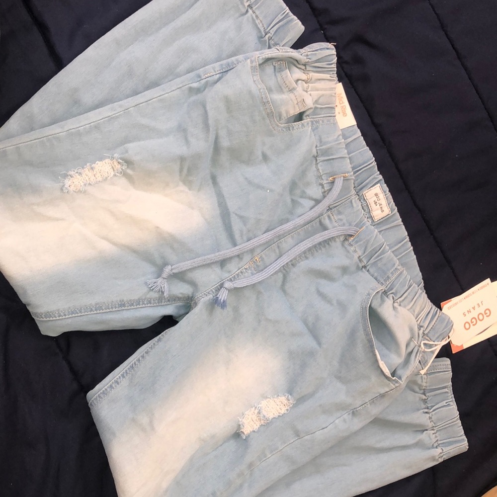 Light Wash Distressed Jeans ❣️